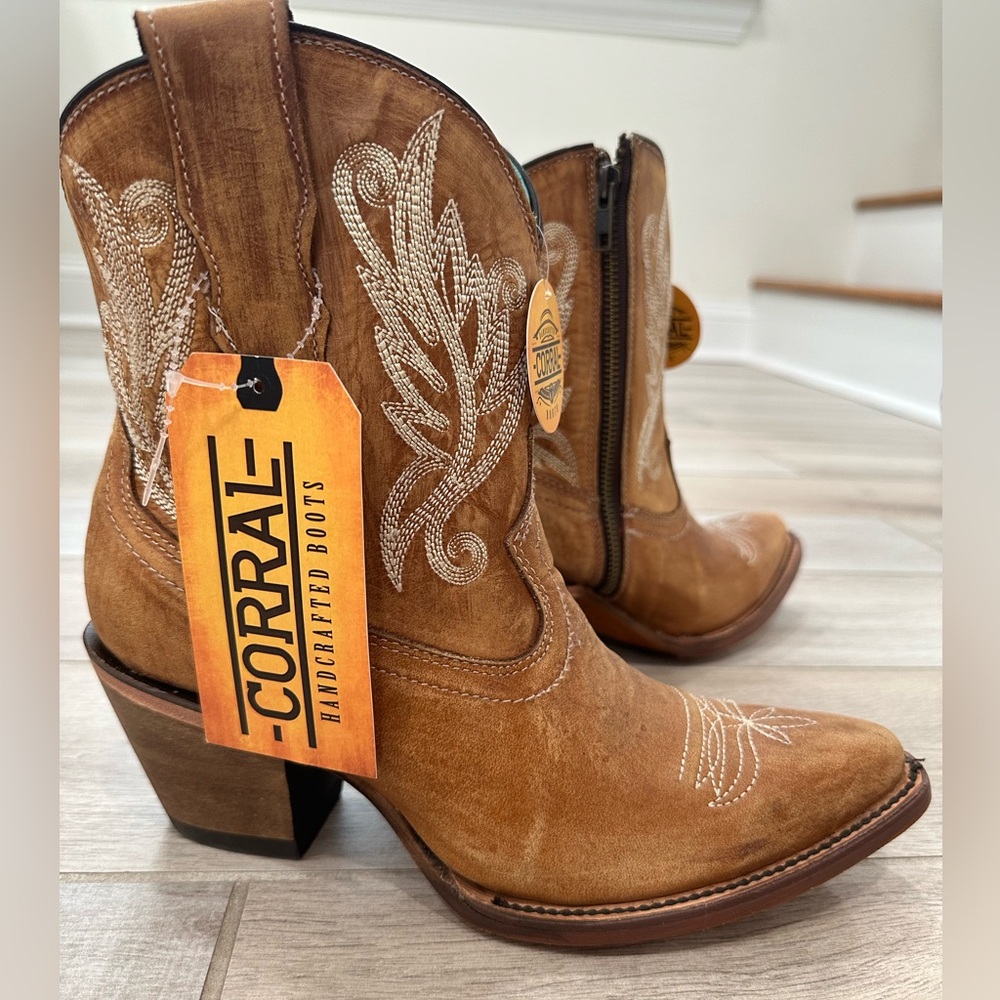NEW CORRAL BOOTS. Golden Brown ROUNDED TOE SHORT WESTERN BOOT. Women’s Size 8.5.